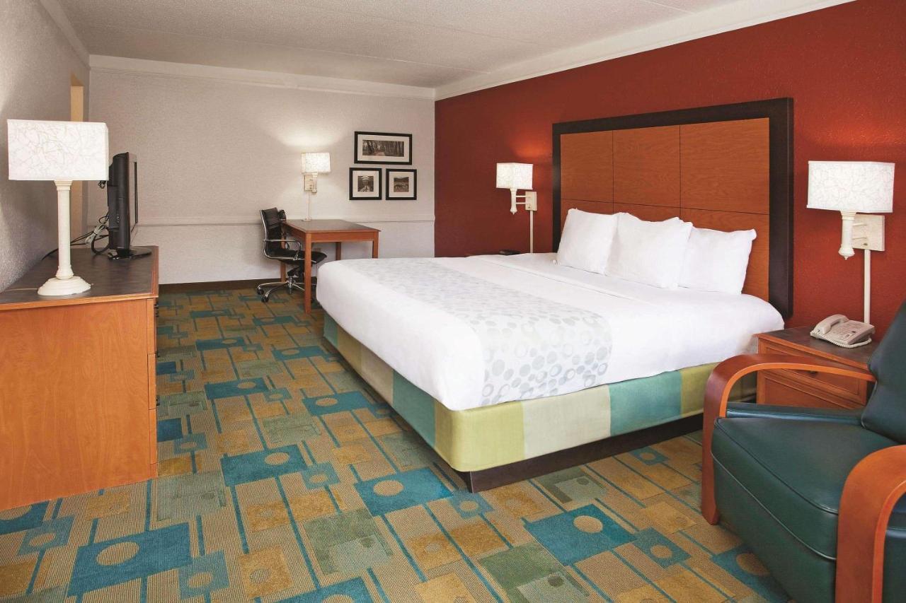 Howard Johnson By Wyndham Columbus Fort Moore Екстер'єр фото