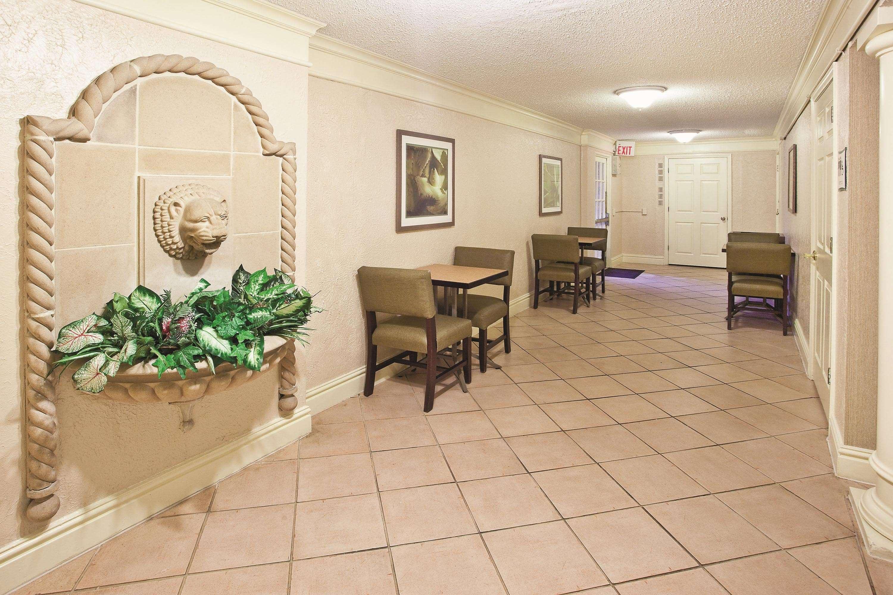 Howard Johnson By Wyndham Columbus Fort Moore Екстер'єр фото