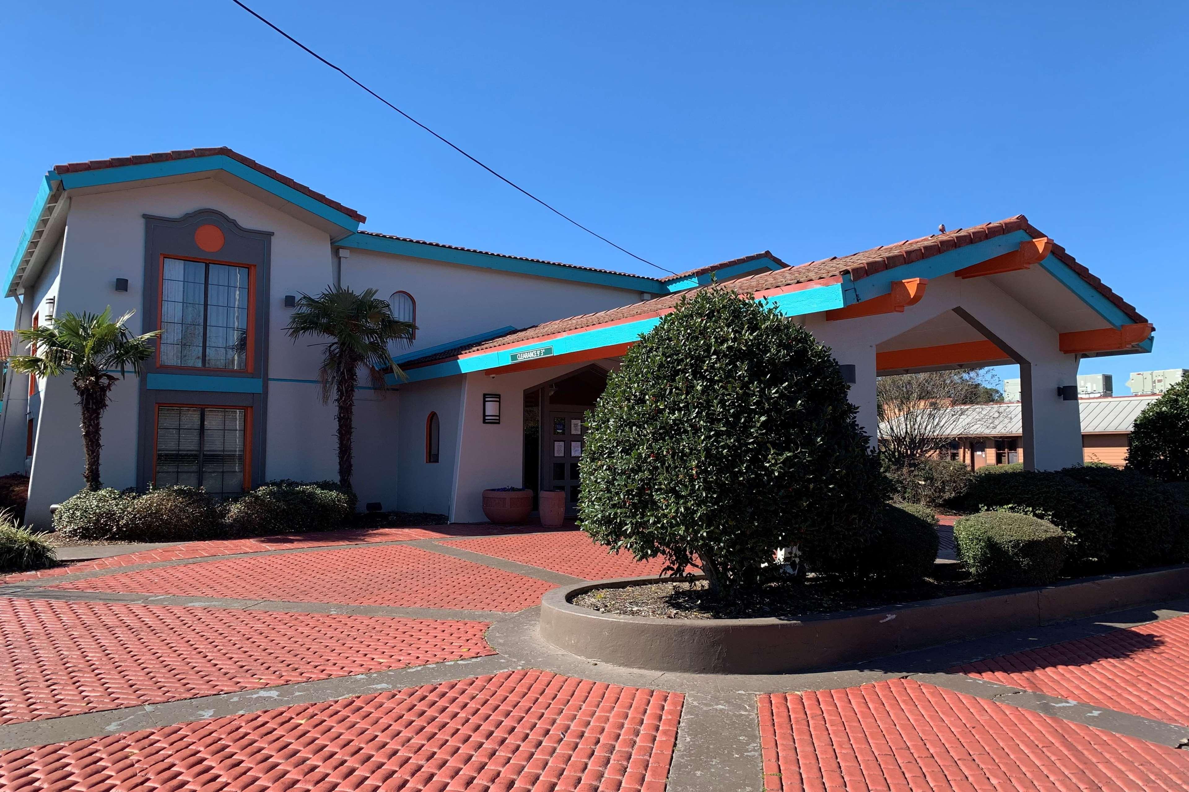 Howard Johnson By Wyndham Columbus Fort Moore Екстер'єр фото