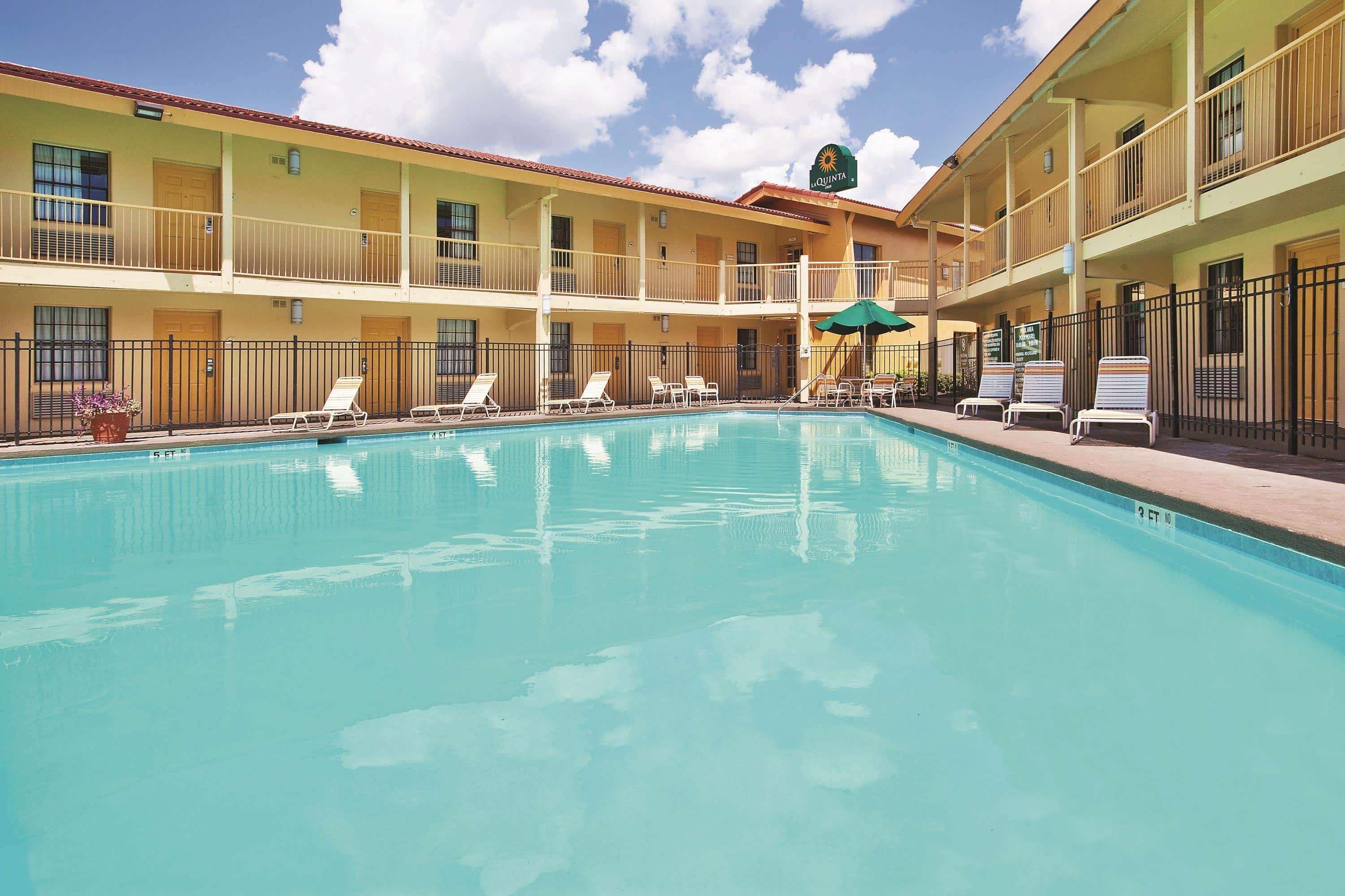 Howard Johnson By Wyndham Columbus Fort Moore Екстер'єр фото