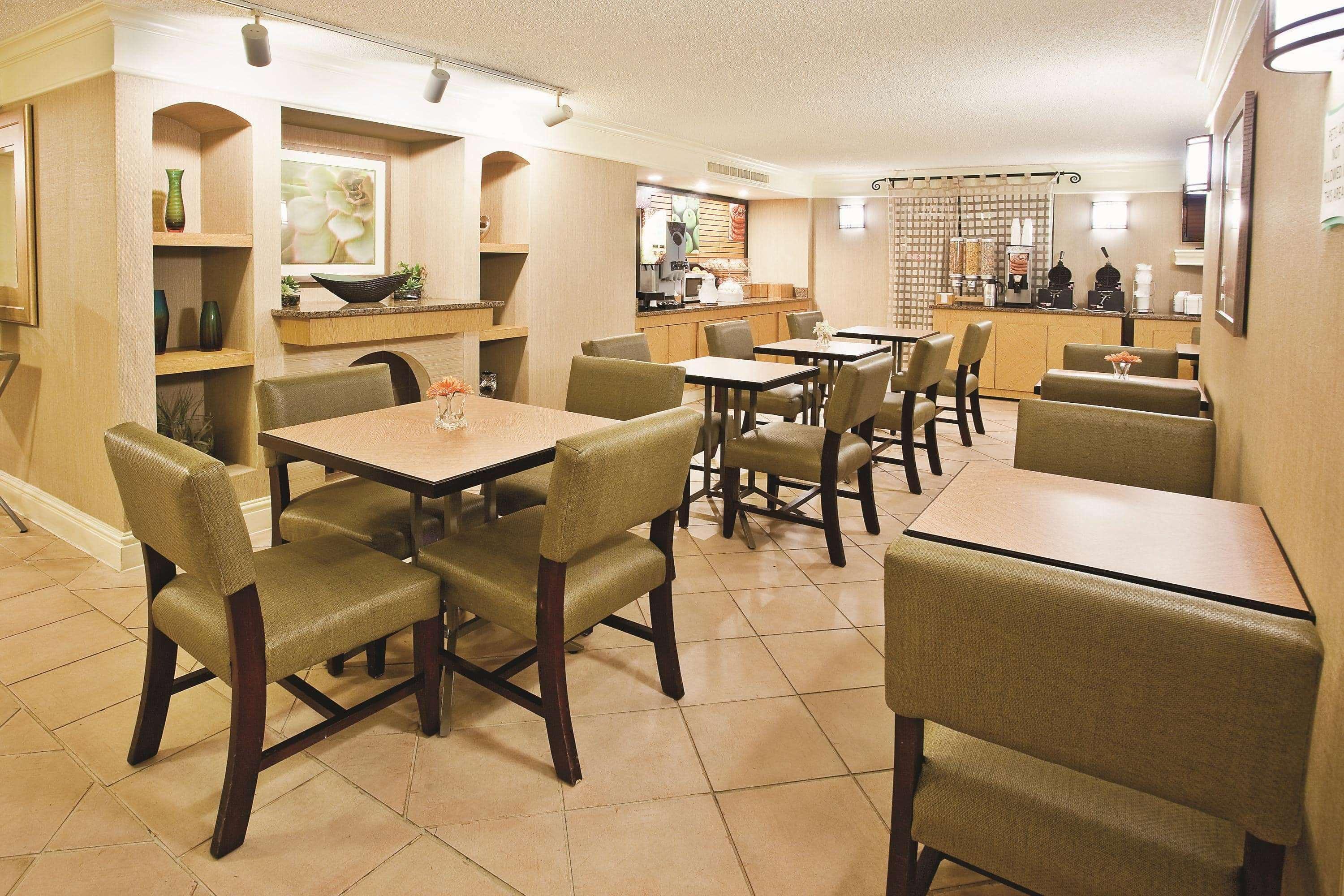 Howard Johnson By Wyndham Columbus Fort Moore Екстер'єр фото