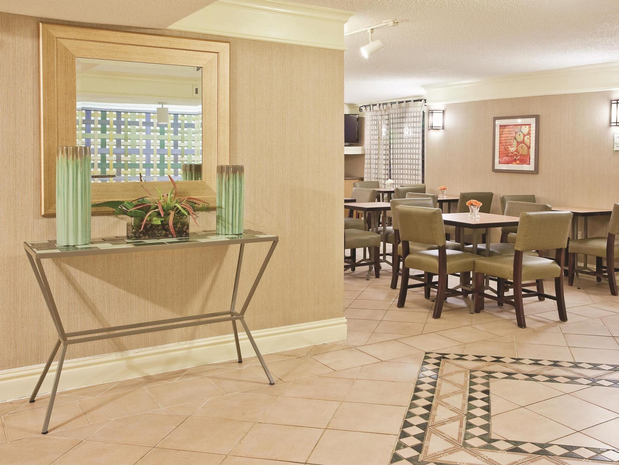 Howard Johnson By Wyndham Columbus Fort Moore Екстер'єр фото