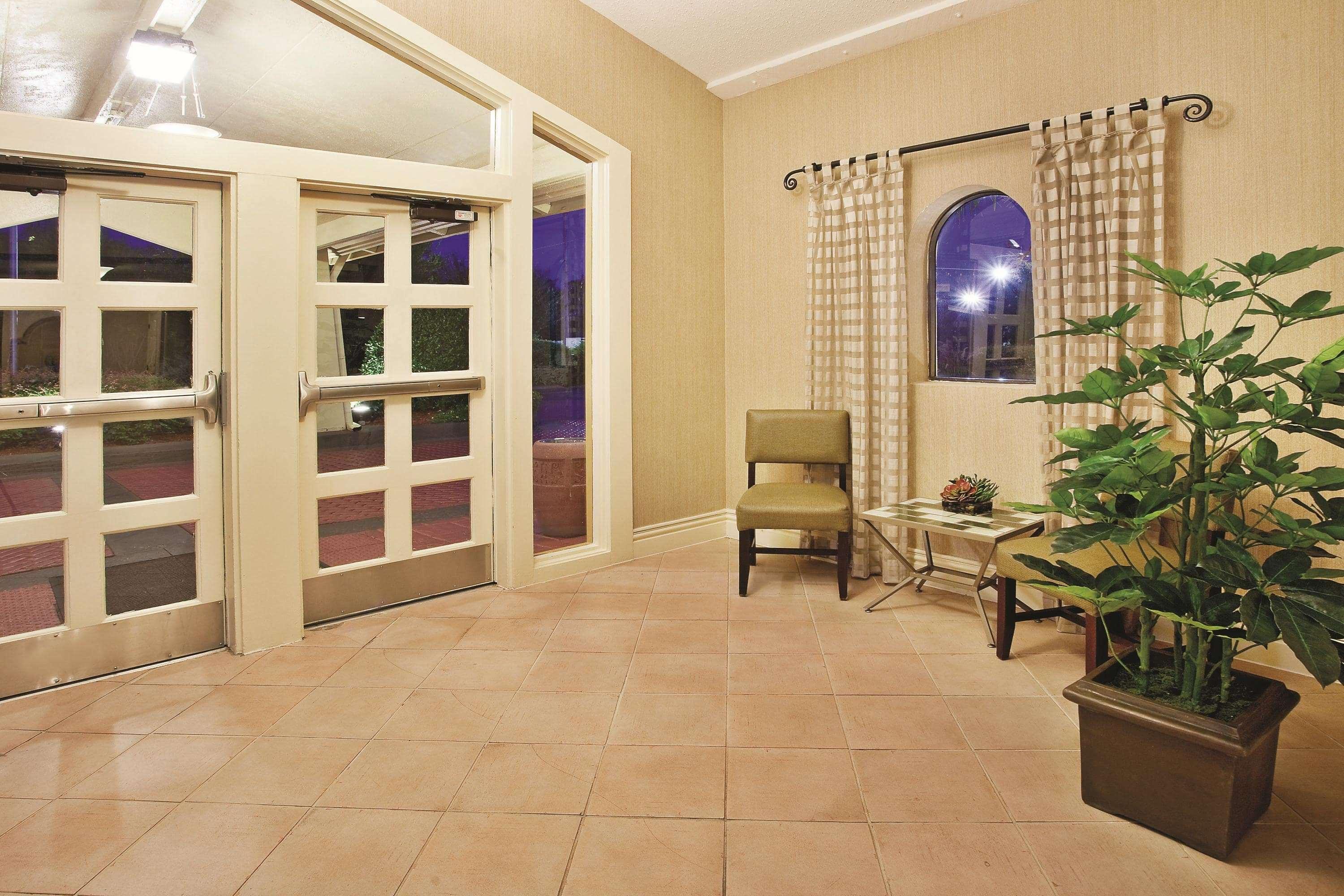 Howard Johnson By Wyndham Columbus Fort Moore Екстер'єр фото